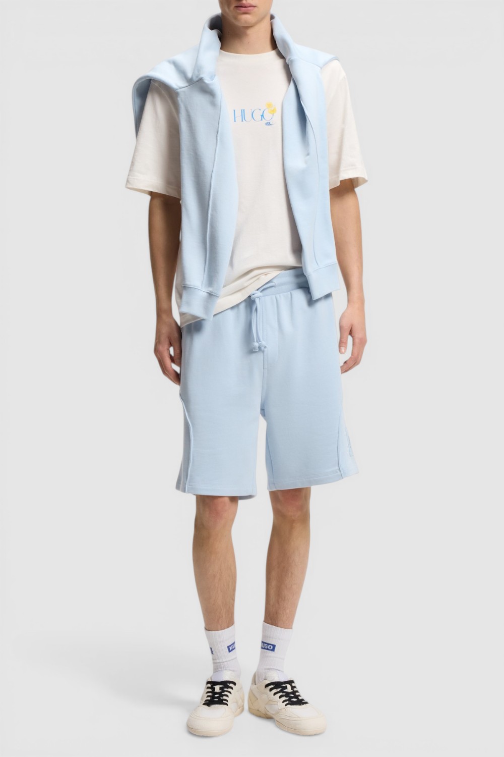 תמונת כל הלוק של חולצת טי בגזרה ישרה